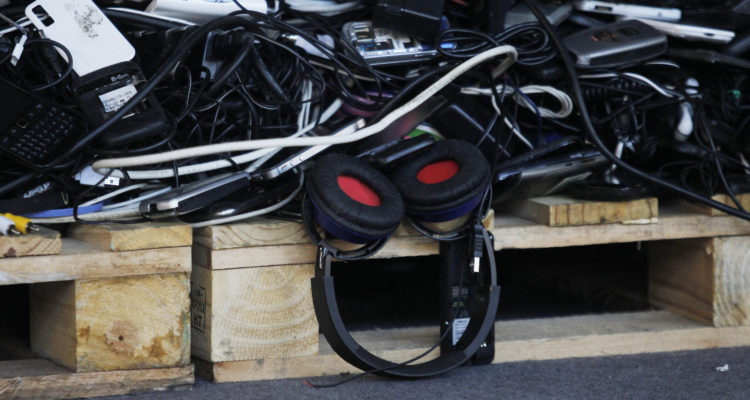 Chilenter recicla 2 toneladas de basura electrónica: se reacondicionarán computadores para colegios