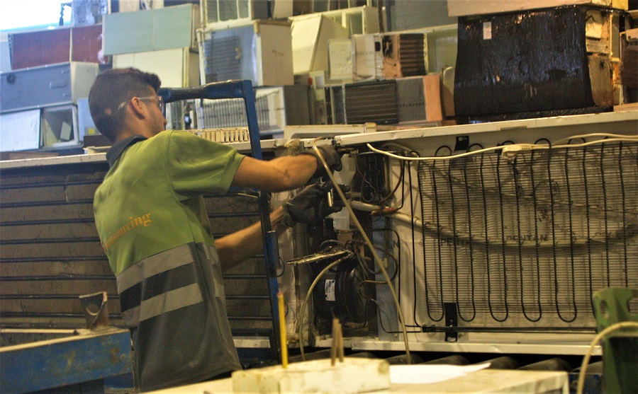 Humanos y robots colaborando en el reciclaje de residuos electrónicos